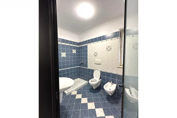 Shtepi ne shitje Apartament ne Tirane, 1+1, Mobilimi Bosh, pa mobiluar, Pagesa 158,000  Euro.