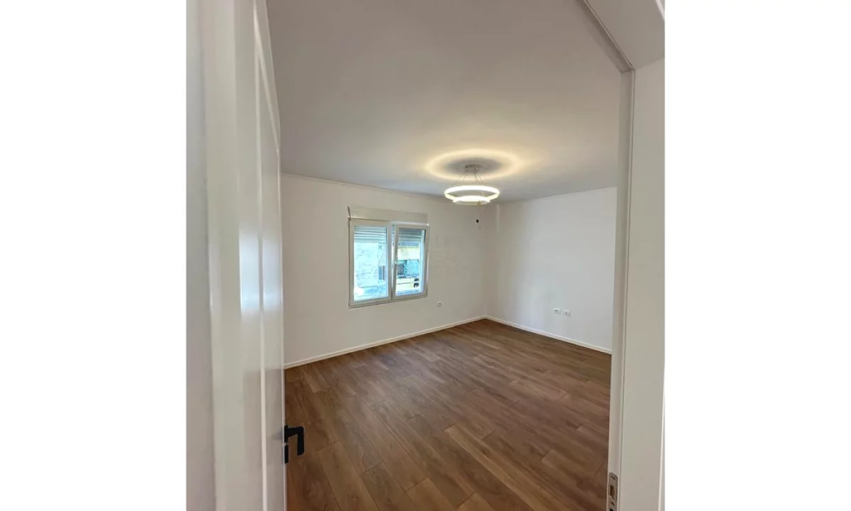 Shtepi ne shitje Apartament ne Tirane, 2+1, Mobilimi Bosh, pa mobiluar, Pagesa 118,000  Euro.