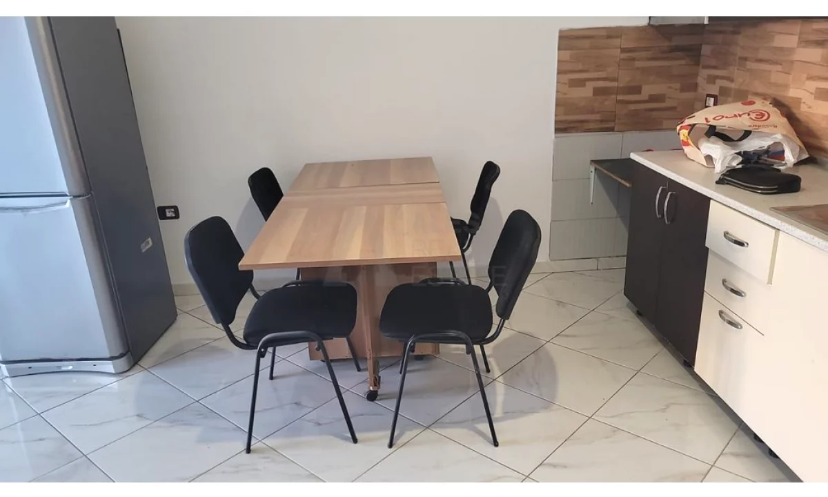 Shtepi me qera Apartament ne Tirane, 2+1, Mobilimi Pjeserisht e mobiluar, Pagesa 350  Euro.