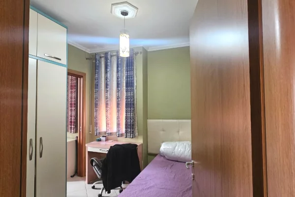 Shitet apartament 2+1 i organizuar shumë mirë, ideal për banim familjar ose investim.