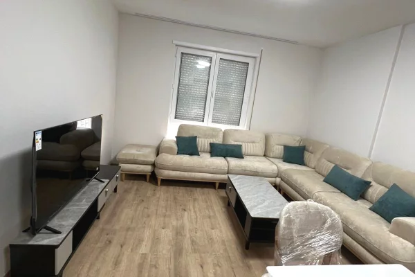 Shtepi me qera Apartament ne Tirane, 2+1, Mobilimi Pjeserisht e mobiluar, Pagesa 550  Euro.