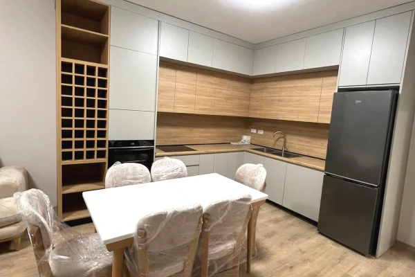 Shtepi me qera Apartament ne Tirane, 2+1, Mobilimi Pjeserisht e mobiluar, Pagesa 550  Euro.