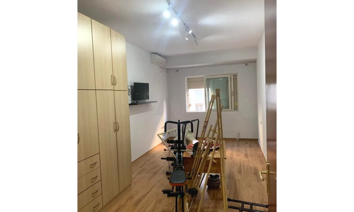 Shtepi me qera Apartament ne Tirane, 2+1, Mobilimi Pjeserisht e mobiluar, Pagesa 550  Euro.