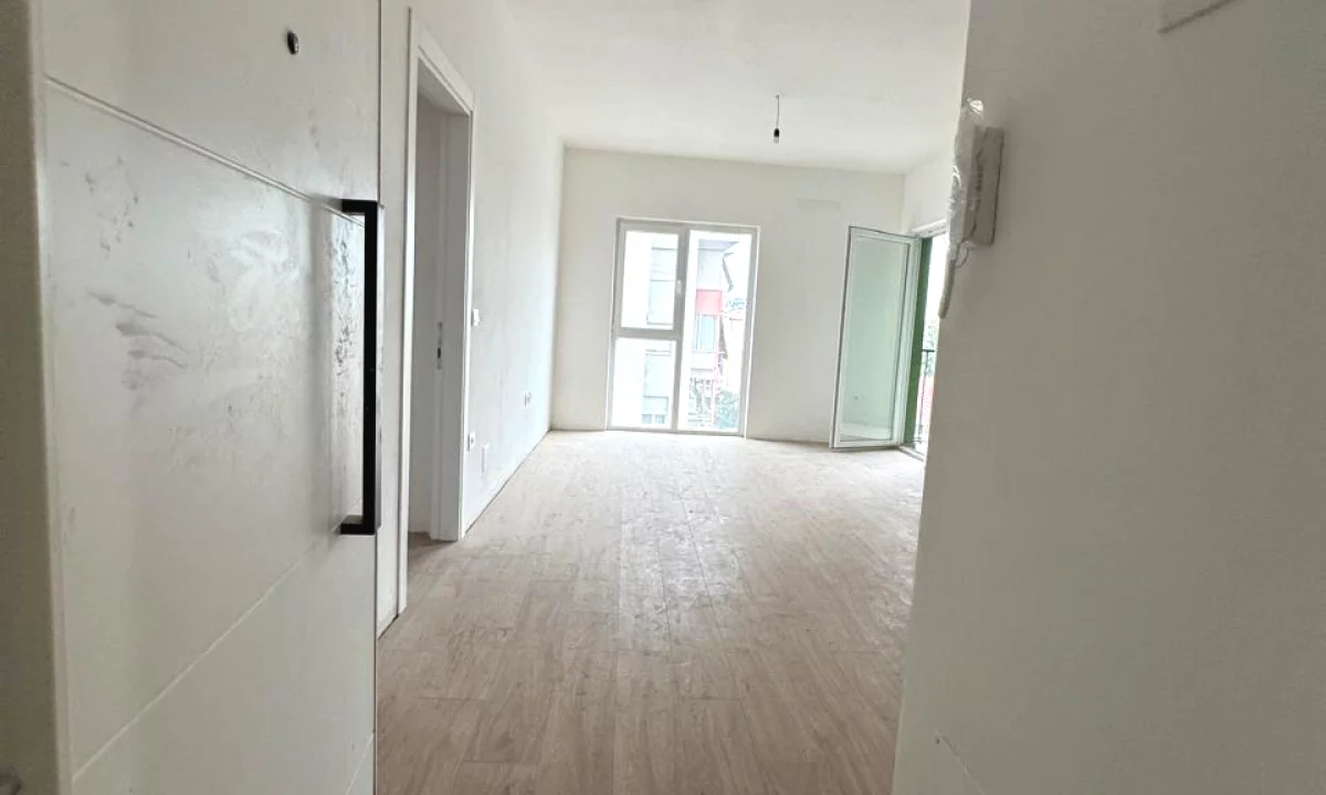 Shtepi ne shitje Apartament ne Tirane, 2+1, Mobilimi Bosh, pa mobiluar, Pagesa 123,370  Euro.