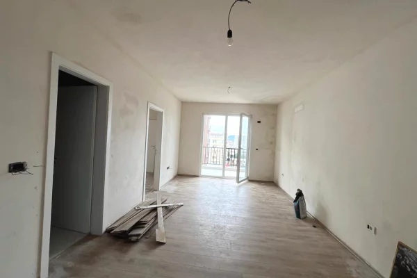 Shtepi ne shitje Apartament ne Tirane, 1+1, Mobilimi Bosh, pa mobiluar, Pagesa 62,000  Euro.