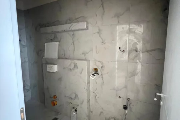 Shitet apartament 1+1 ne Kamez !