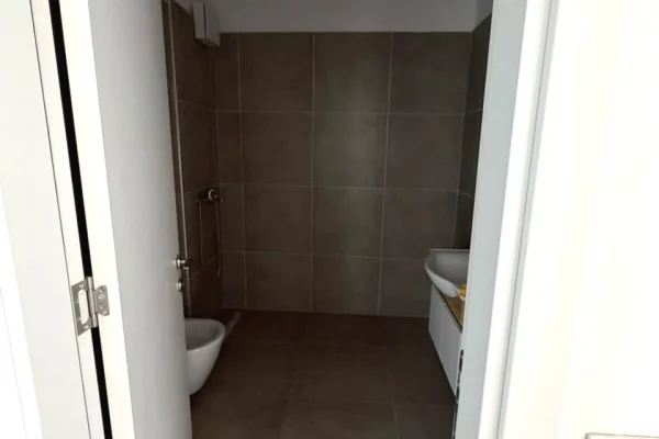 Ambient biznesi me qera 3+1 ne Tirane - 55,000 Leke