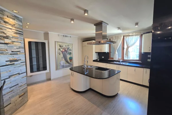 Appartamento in vendita a Tirana 3+1, Arredato