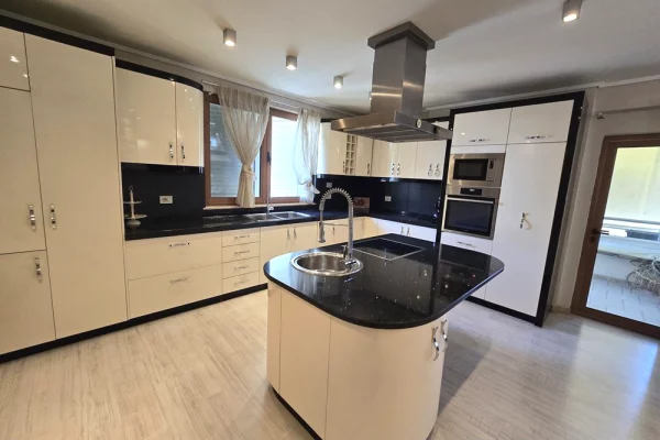 Appartamento in vendita a Tirana 3+1, Arredato