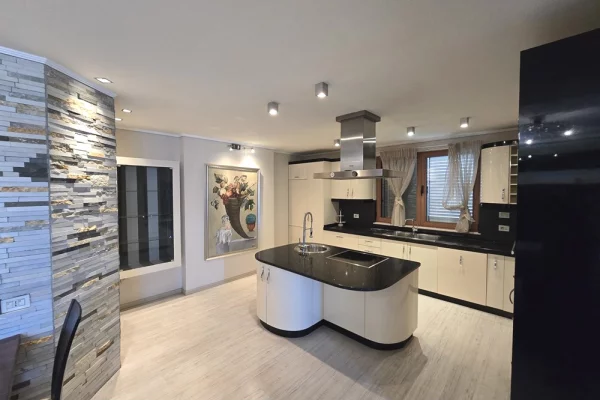 Appartamento in vendita a Tirana 3+1, Arredato