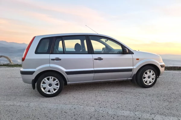 Auto in Vendita a Elbasan, Ford, 2009 gasoline-gas,Kambio Automatik Pagamento 4,300  Euro.