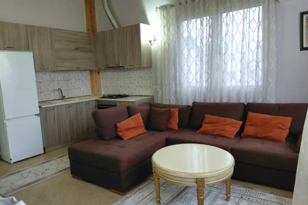 Jepet me qira apartament 1+1 tek shkolla Greke 