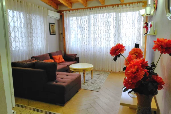 Shtepi me qera Shtepi Private ne Durres, 1+1, Mobilimi E mobiluar, Pagesa 37,000  Leke.