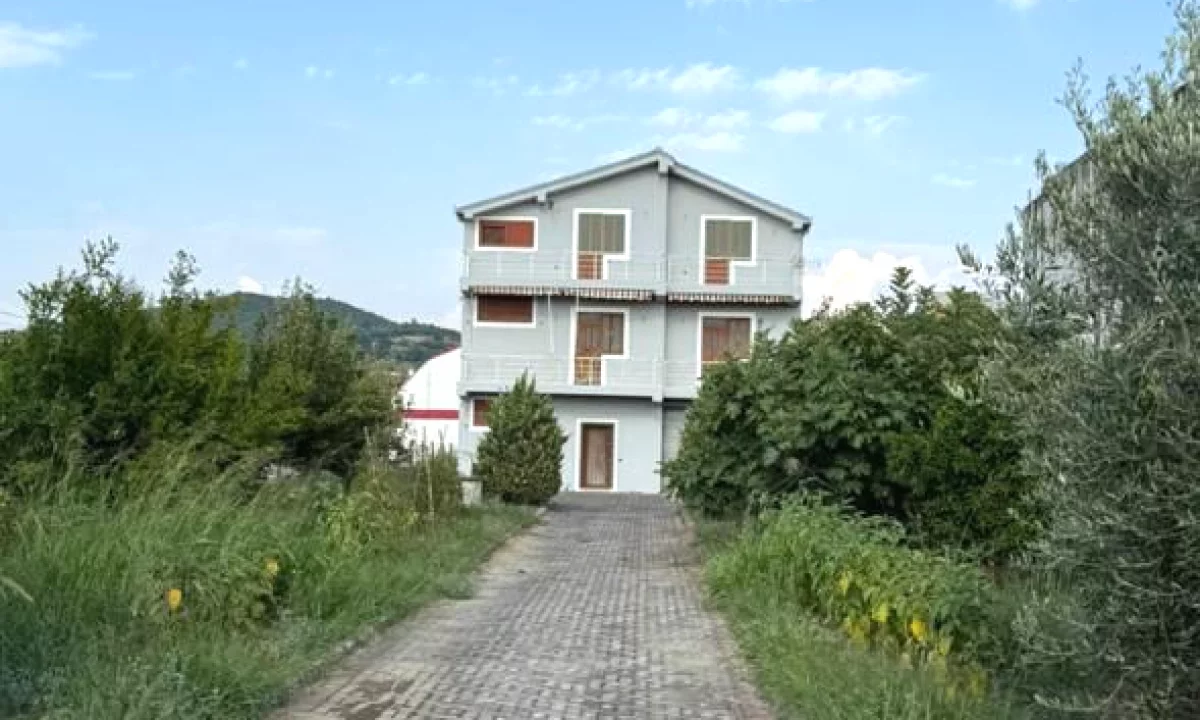 Shtepi ne shitje Vila Luksoze ne Durres, 2+1, Mobilimi Bosh, pa mobiluar, Pagesa 220,000  Euro.