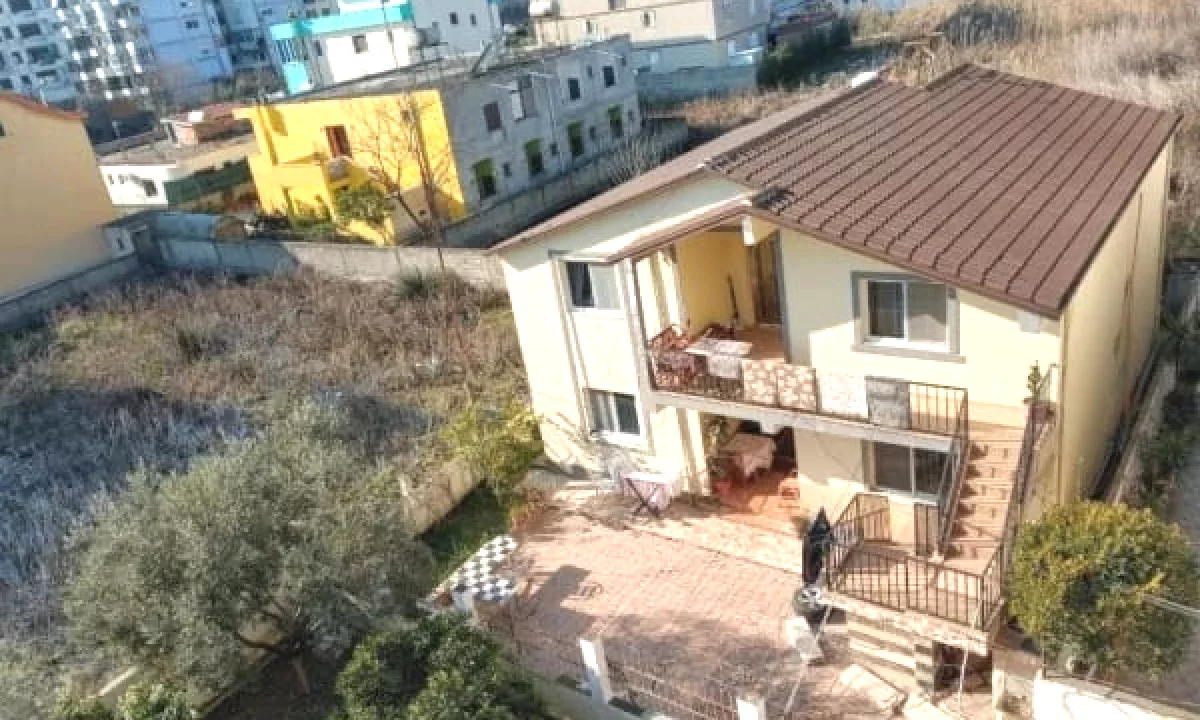 Shtepi ne shitje Vila Luksoze ne Durres, 2+1, Mobilimi E mobiluar, Pagesa 220,000  Euro.