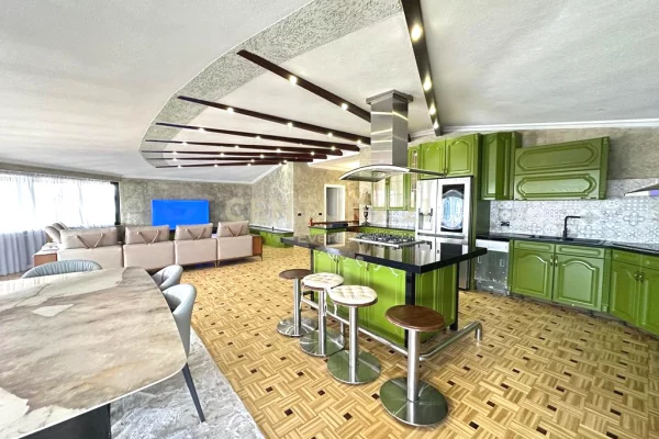 Shtepi ne shitje Penthose(kati i fundit panoramik) ne Tirane, 3+1, Mobilimi E mobiluar, Pagesa 800,000  Euro.