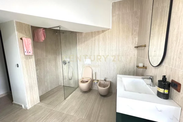Shtepi ne shitje Penthose(kati i fundit panoramik) ne Tirane, 3+1, Mobilimi E mobiluar, Pagesa 800,000  Euro.