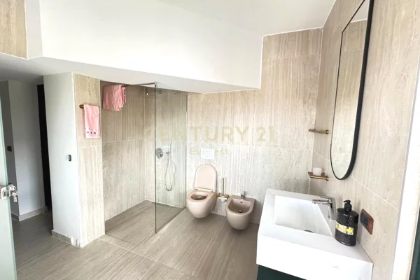 Shtepi ne shitje Penthose(kati i fundit panoramik) ne Tirane, 3+1, Mobilimi E mobiluar, Pagesa 800,000  Euro.