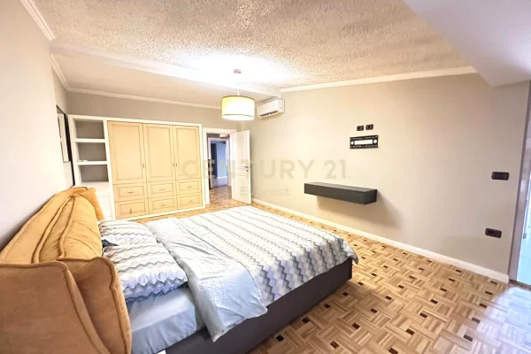 Shtepi ne shitje Penthose(kati i fundit panoramik) ne Tirane, 3+1, Mobilimi E mobiluar, Pagesa 800,000  Euro.