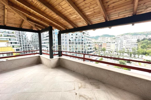 Shtepi ne shitje Penthose(kati i fundit panoramik) ne Tirane, 3+1, Mobilimi E mobiluar, Pagesa 800,000  Euro.