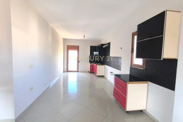 Appartamento in affitto a Tirana 3+1, SemiArredato