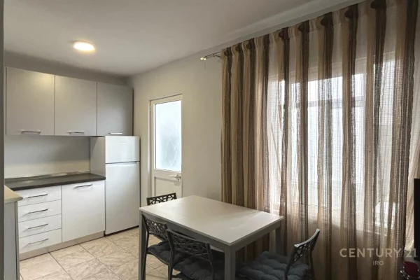 Appartamento in affitto a Tirana 1+1, SemiArredato