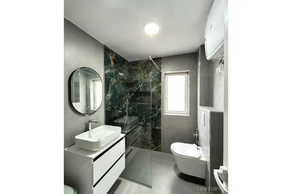 Appartamento in affitto a Tirana 1+1, SemiArredato