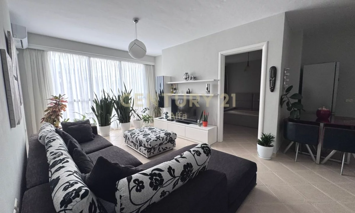 Appartamento in affitto a Tirana 1+1, SemiArredato