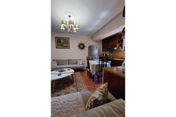 Shtepi me qera Apartament ne Tirane, 2+1, Mobilimi Pjeserisht e mobiluar, Pagesa 700  Euro.