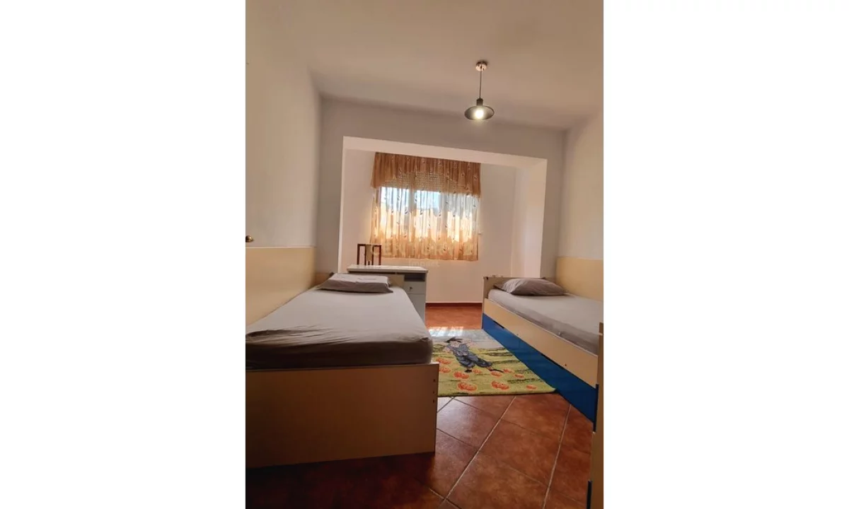 Shtepi me qera Apartament ne Tirane, 2+1, Mobilimi Pjeserisht e mobiluar, Pagesa 700  Euro.