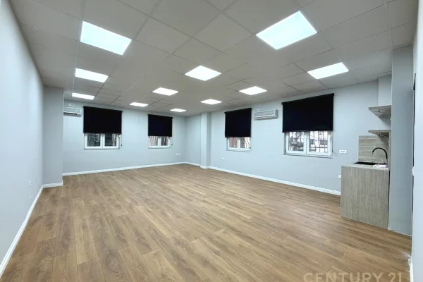 Appartamento in affitto a Tirana 1+1, SemiArredato