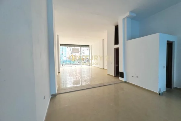 SHITET AMBIENT KOMERCIAL NE BULEVARDIN MIGJENI! 315,000 Euro