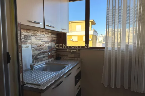 Shtepi ne shitje Apartament ne Tirane, Garsoniere, Mobilimi E mobiluar, Pagesa 114,000  Euro.