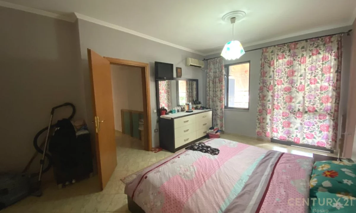 Shtepi ne shitje Apartament ne Tirane, 3+1, Mobilimi E mobiluar, Pagesa 250,000  Euro.