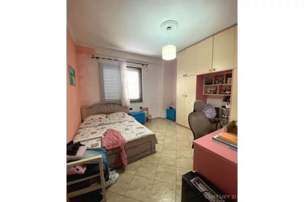 Shtepi ne shitje Apartament ne Tirane, 3+1, Mobilimi E mobiluar, Pagesa 250,000  Euro.