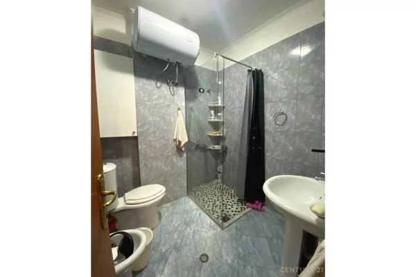 Shtepi ne shitje Apartament ne Tirane, 3+1, Mobilimi E mobiluar, Pagesa 250,000  Euro.
