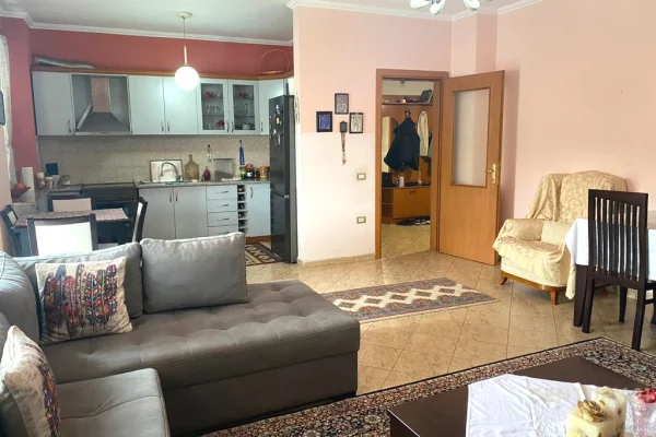 Shtepi ne shitje Apartament ne Tirane, 3+1, Mobilimi E mobiluar, Pagesa 250,000  Euro.