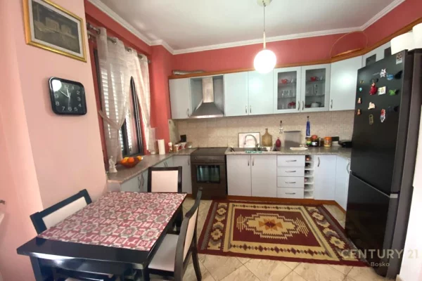 Shtepi ne shitje Apartament ne Tirane, 3+1, Mobilimi E mobiluar, Pagesa 250,000  Euro.