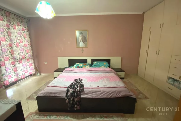 Shtepi ne shitje Apartament ne Tirane, 3+1, Mobilimi E mobiluar, Pagesa 250,000  Euro.