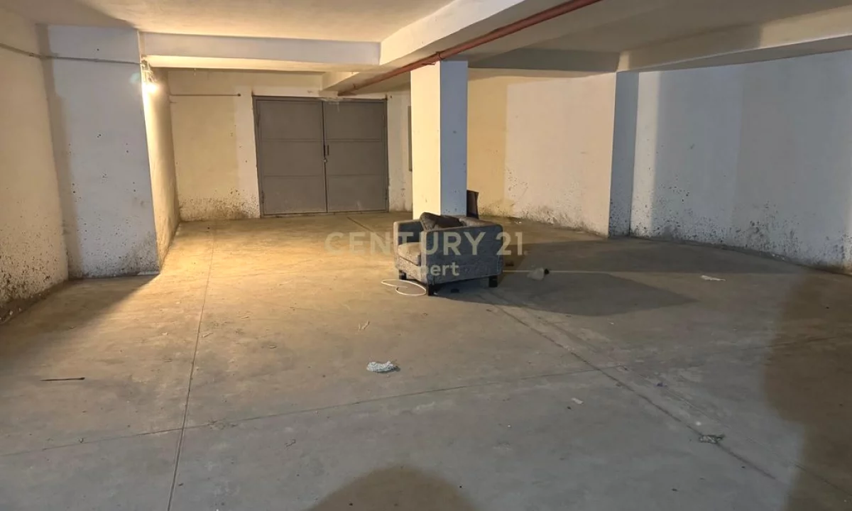 SHESIM MAGAZINE TE RRUGA E BARRIKADAVE 135,000 Euro