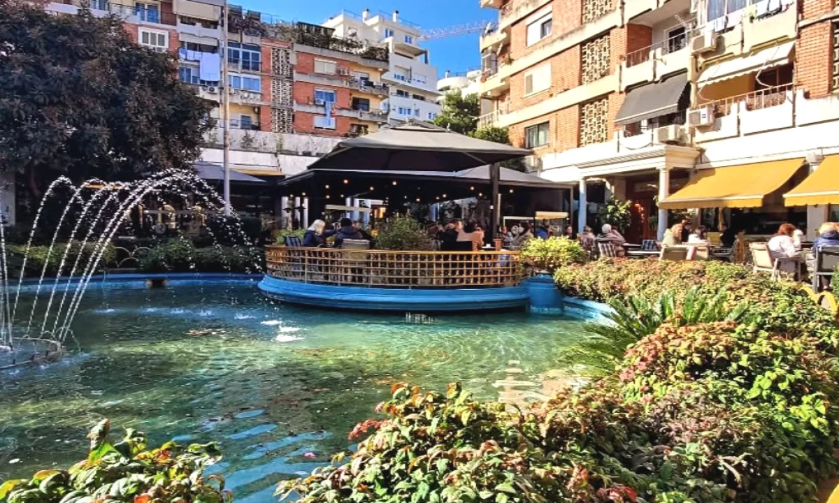 Ambient komercial me qira ne qender, prane Piazza 2,000 Euro /Muaj