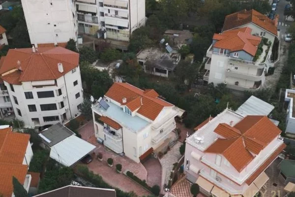 Shtepi me qera 7+1 ne Tirane - 5,000 Euro