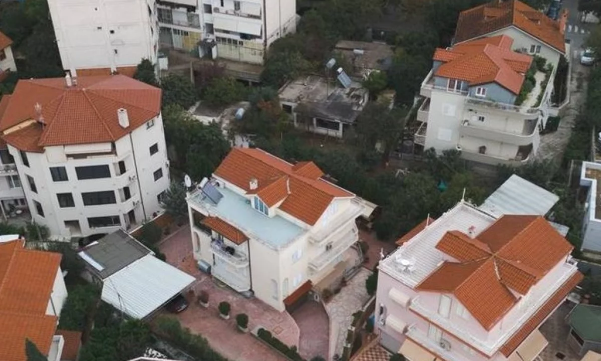 Shtepi me qera Vila Luksoze ne Tirane, 7+1, Mobilimi E mobiluar, Pagesa 5,000  Euro.