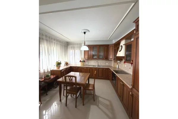 Shtepi me qera Apartament ne Tirane, 2+1, Mobilimi E mobiluar, Pagesa 1,200  Euro.