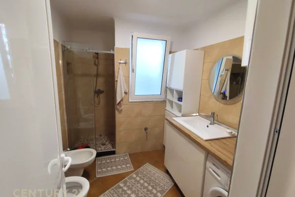 Shtepi me qera Apartament ne Tirane, 3+1, Mobilimi E mobiluar, Pagesa 750  Euro.