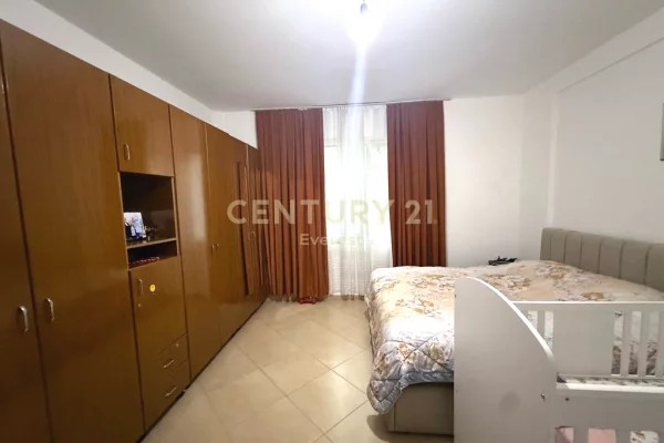 Shtepi ne shitje Apartament ne Tirane, 2+1, Mobilimi E mobiluar, Pagesa 113,000  Euro.