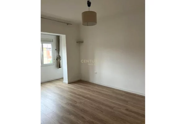 Shtepi ne shitje Apartament ne Tirane, 1+1, Mobilimi E mobiluar, Pagesa 160,000  Euro.