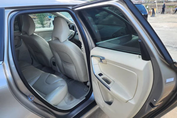 Auto in Vendita a Tirana, Volvo, 2015 Benzine,Kambio Automatik Pagamento 11,000  Euro.