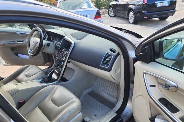 Auto in Vendita a Tirana, Volvo, 2015 Benzine,Kambio Automatik Pagamento 11,000  Euro.