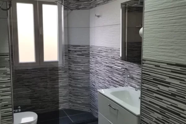 Shtepi me qera Apartament ne Tirane, 2+1, Mobilimi E mobiluar, Pagesa 60,000  Leke.